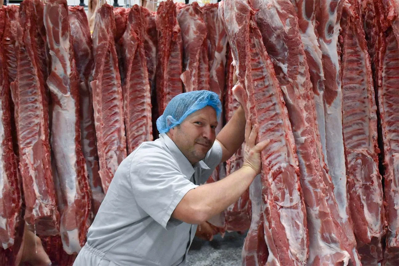 Productiechef Guy Constandt tussen de varkenszijden in de koelcel