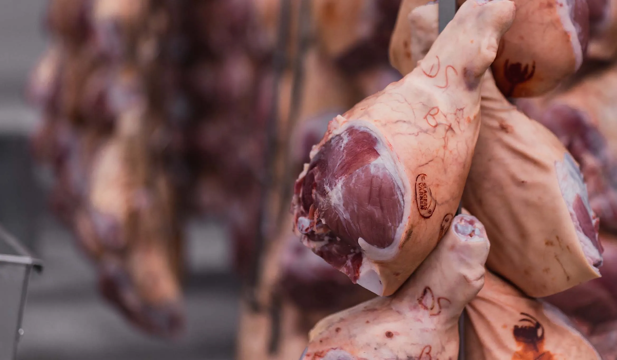 Hammen aan de haak in de koelcel van De Stoop