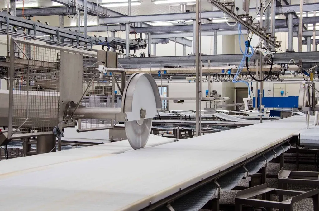De huidige snijzaal van De Stoop met snijbanden en zaag