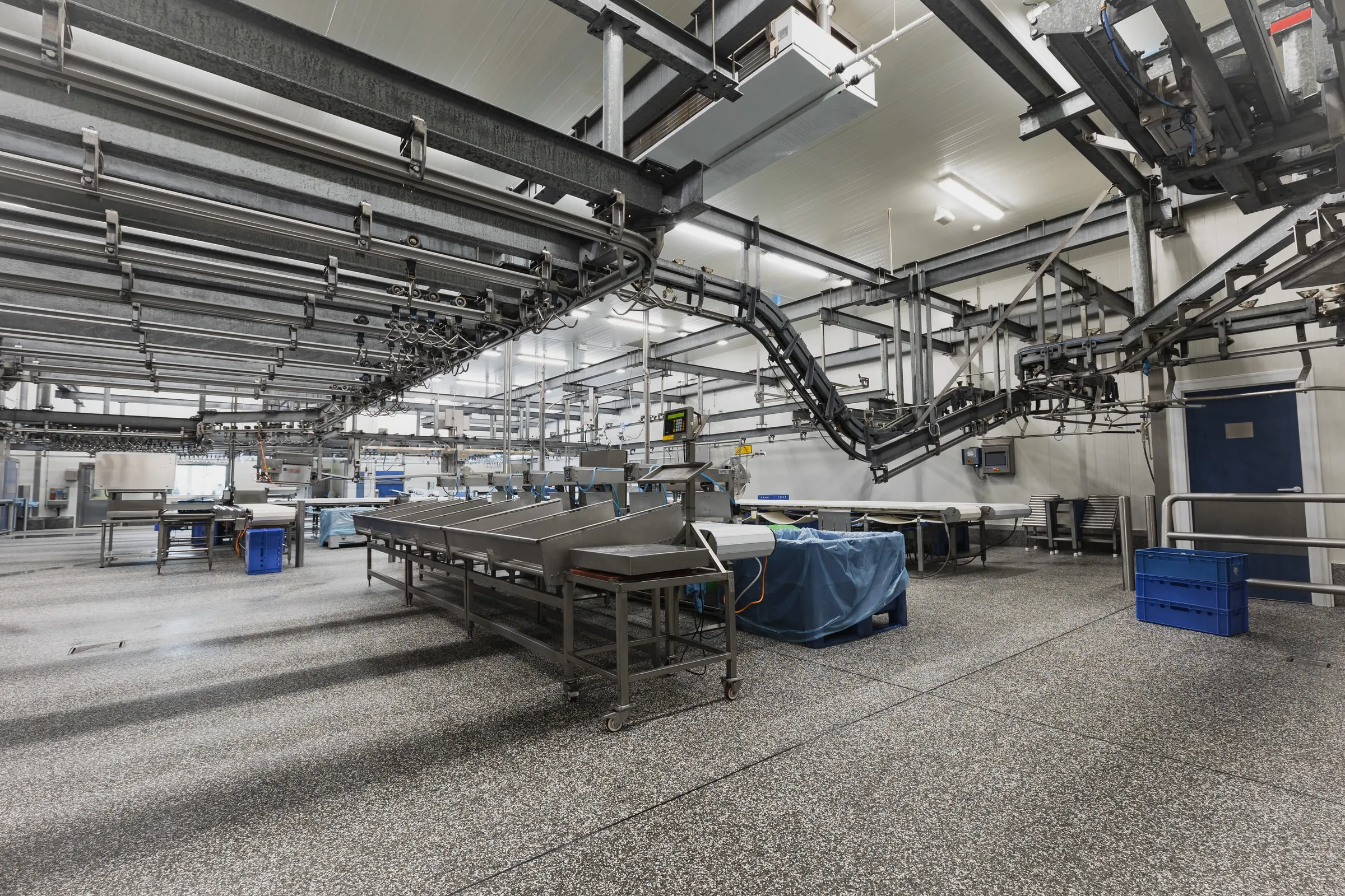 De lege, gereinigde snijzaal met snijbanden en ophangsporen