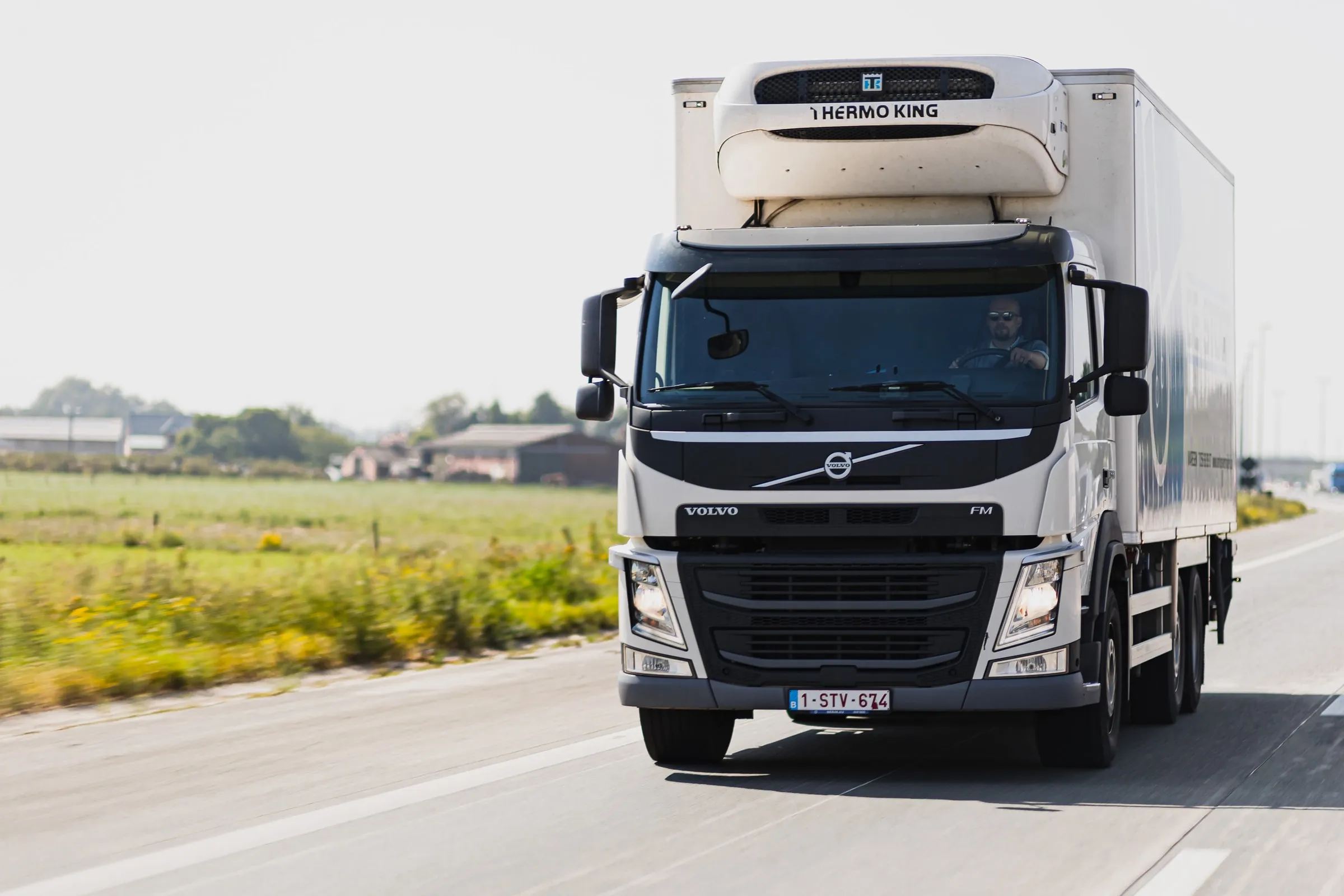 Een vrachtwagen van De Stoop op de baan